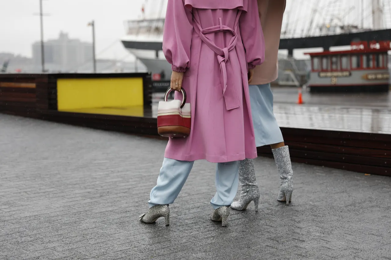 Photo with trousers, coat, boots, handbag and street light