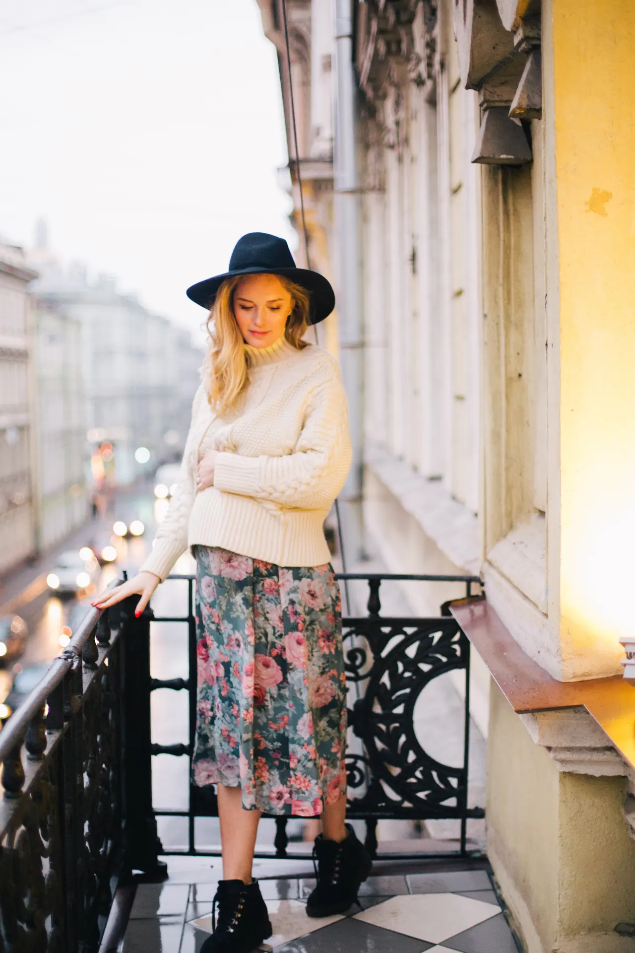 Photo with miniskirt, sweater, boots and hat