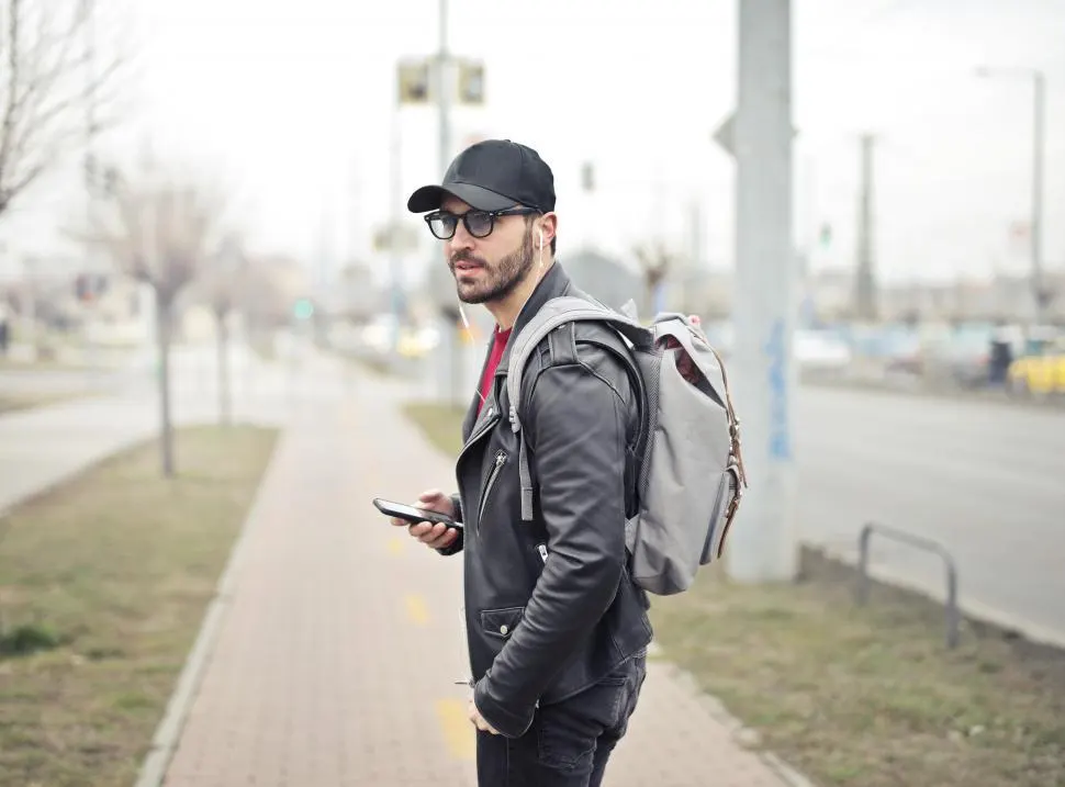 Photo with jacket, trousers, backpack, glasses and hat