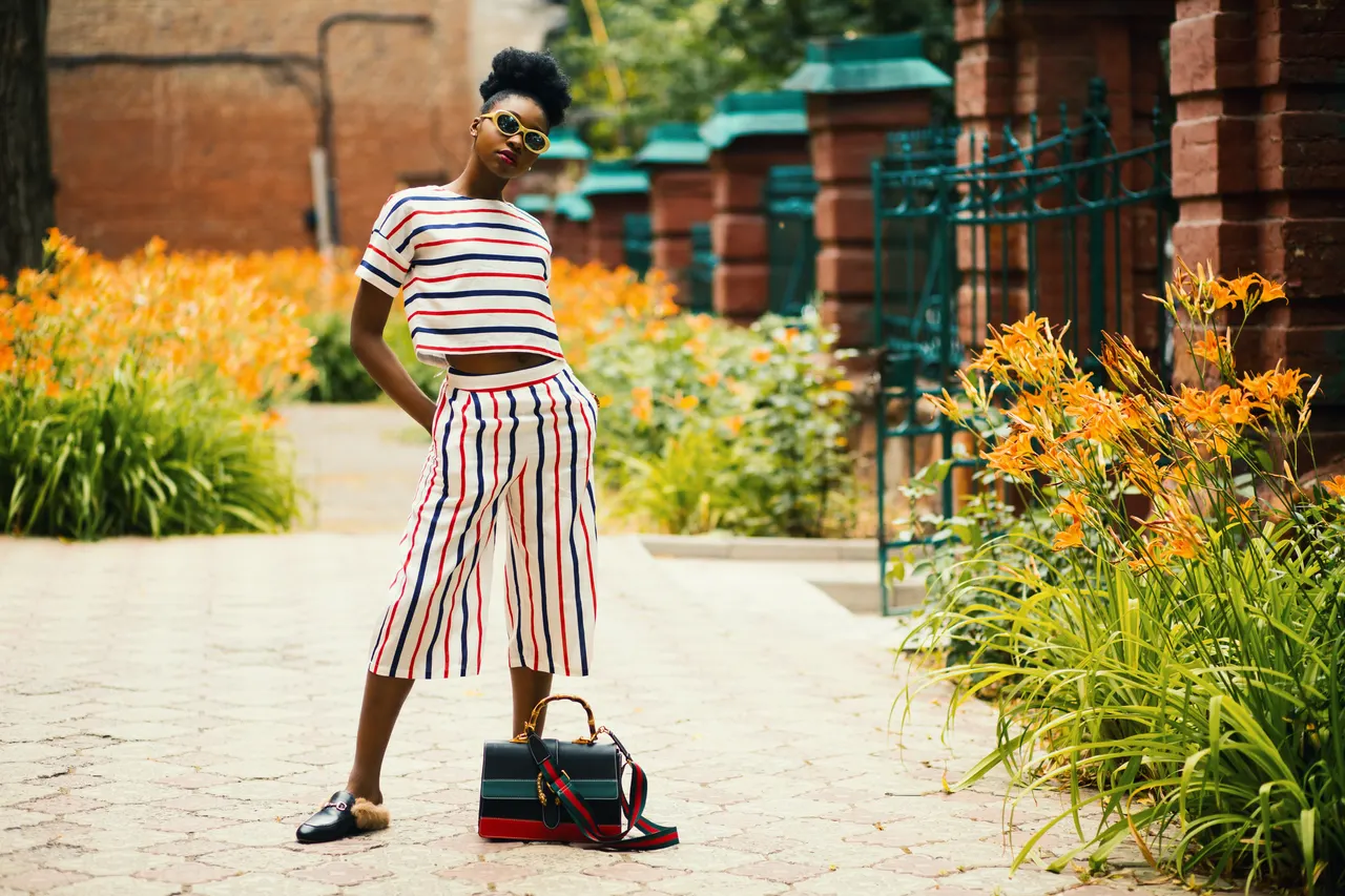 Photo with shorts, shirt, walking shoe, glasses and handbag