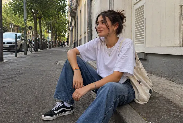 Photo with shirt, handbag, necklace and sneakers