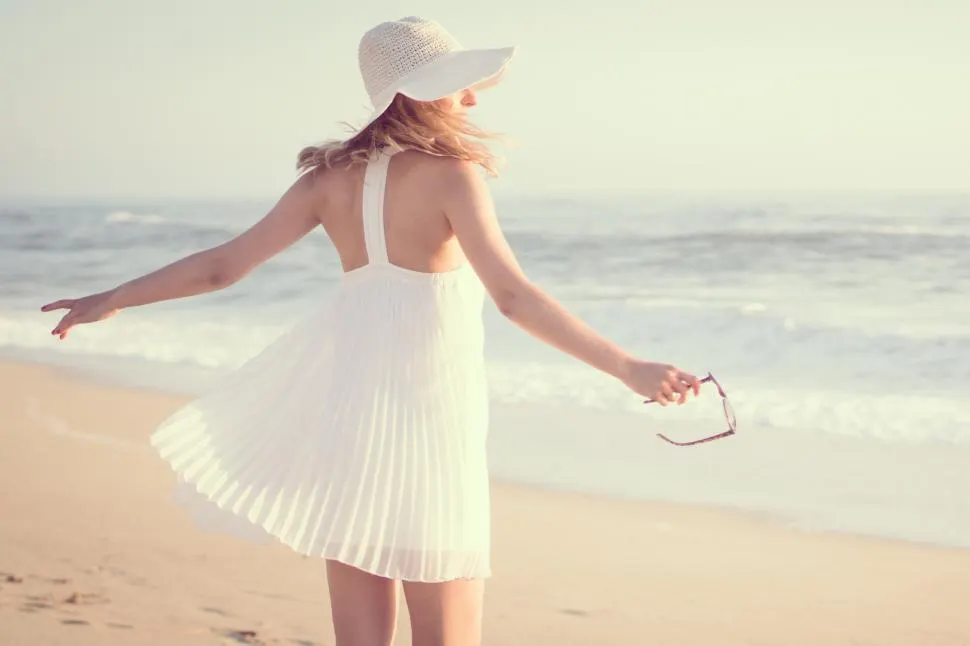 Photo with fancy dress, sunglasses and sun hat