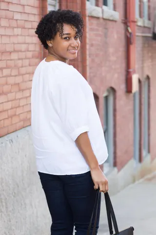 Photo with trousers, white shirt, handbag and necklace