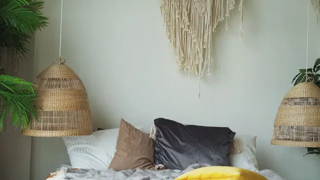 Video with lamp, plant, bed and pillow