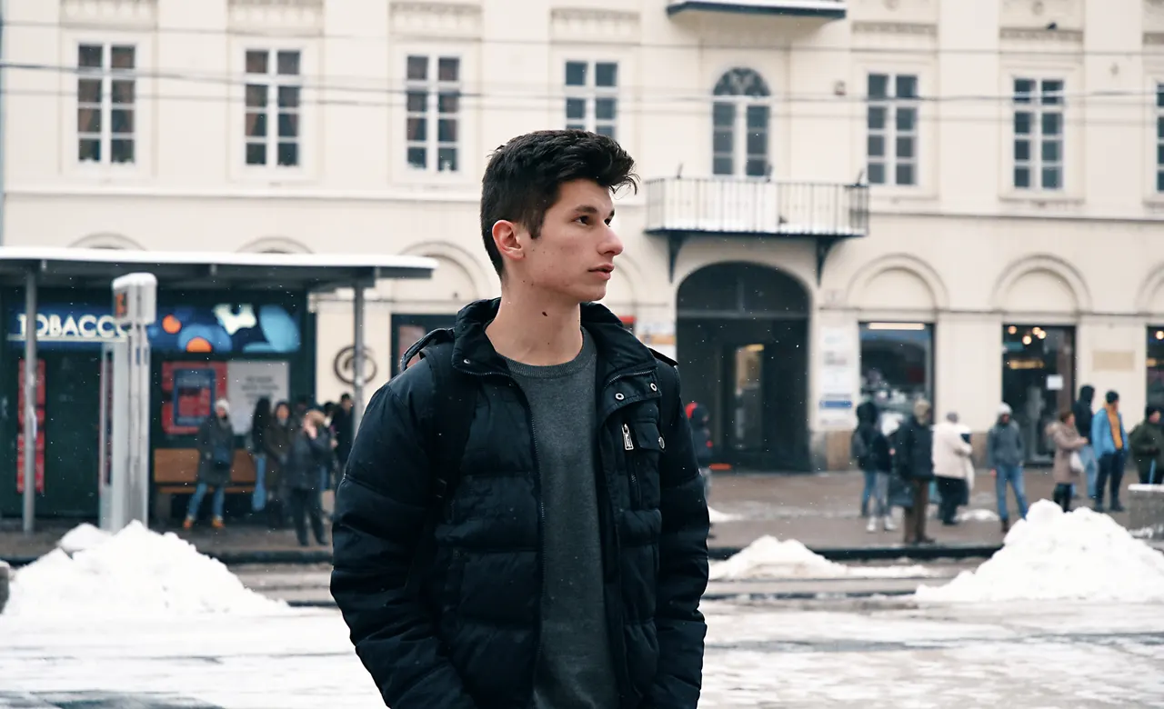 Photo with gray t-shirt, backpack and window