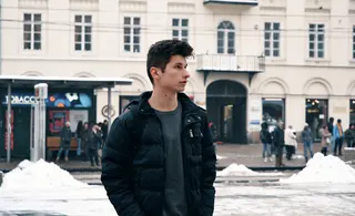Photo with gray t-shirt, backpack and window
