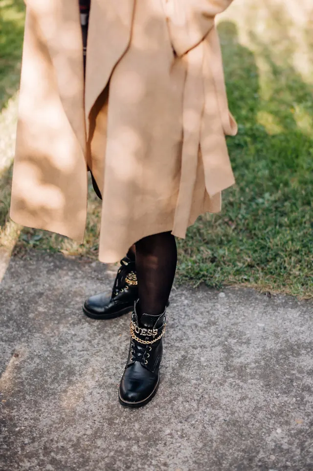 Photo with coat, black boots and boot
