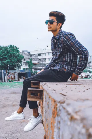 Photo with trousers, shirt, sneakers, glasses and bench