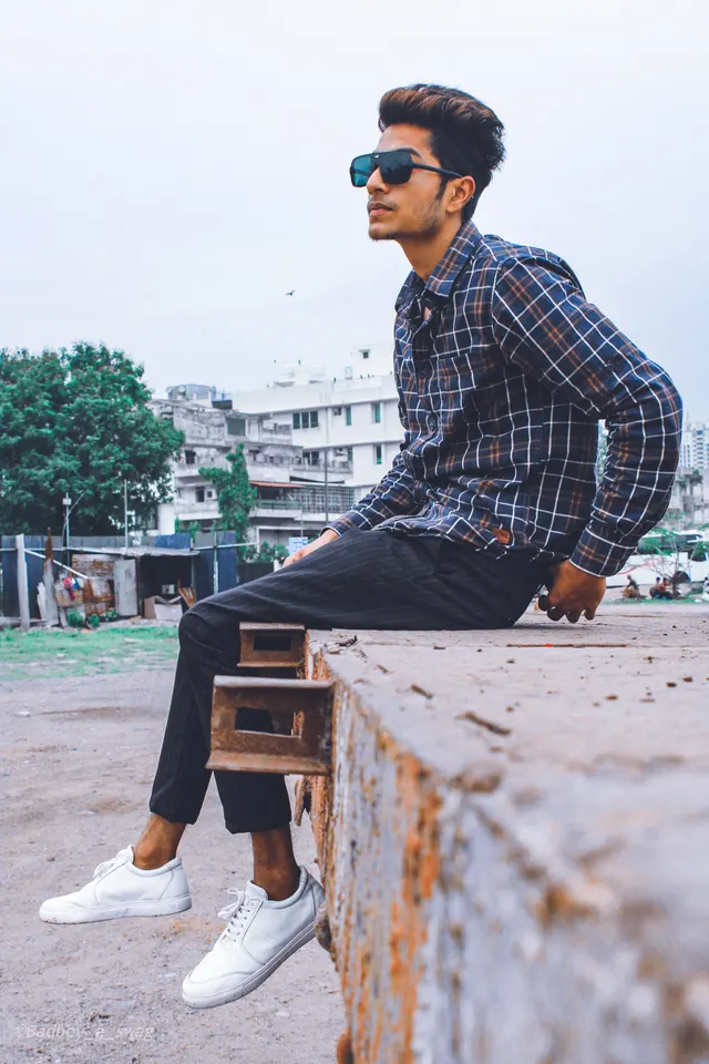 Photo with trousers, shirt, sneakers, glasses and bench