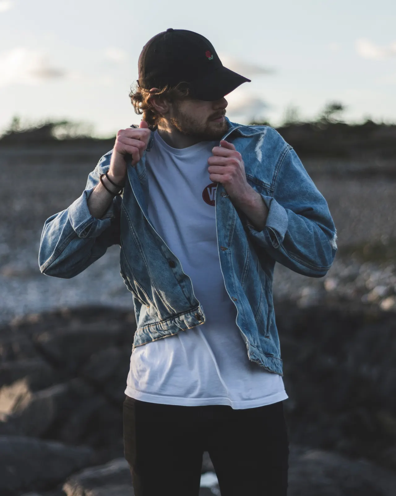 Photo with trousers, jacket and hat