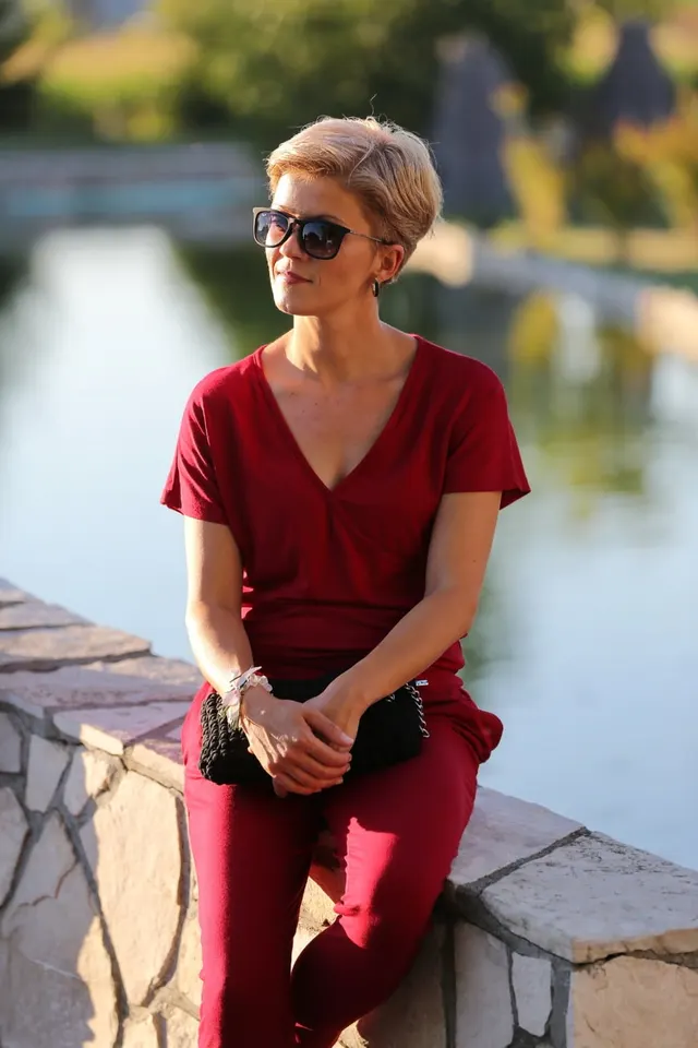 Photo with trousers, shirt, handbag and glasses