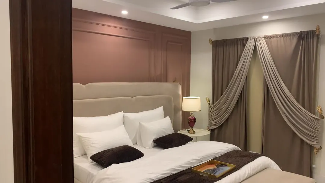 Video with bed, lamp and pillow