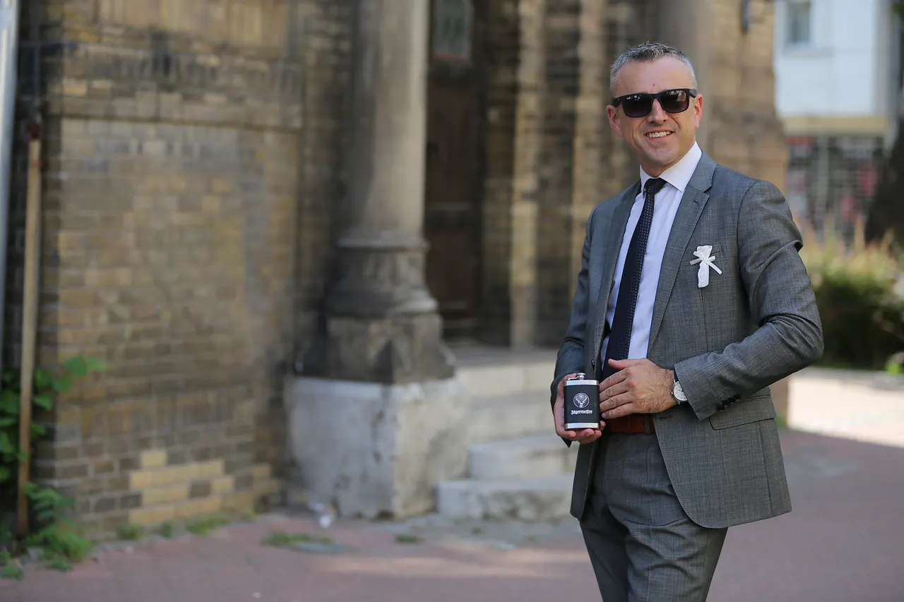 Photo with suit and glasses