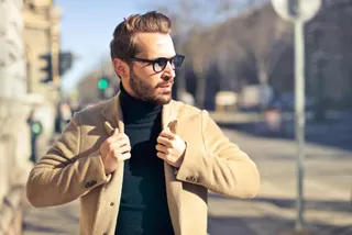 Photo with jacket, glasses and traffic light