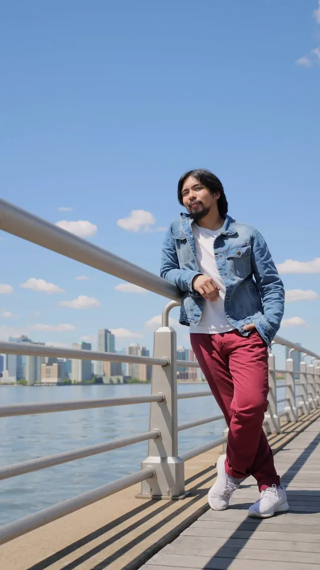 Video with jacket, jeans and sneakers