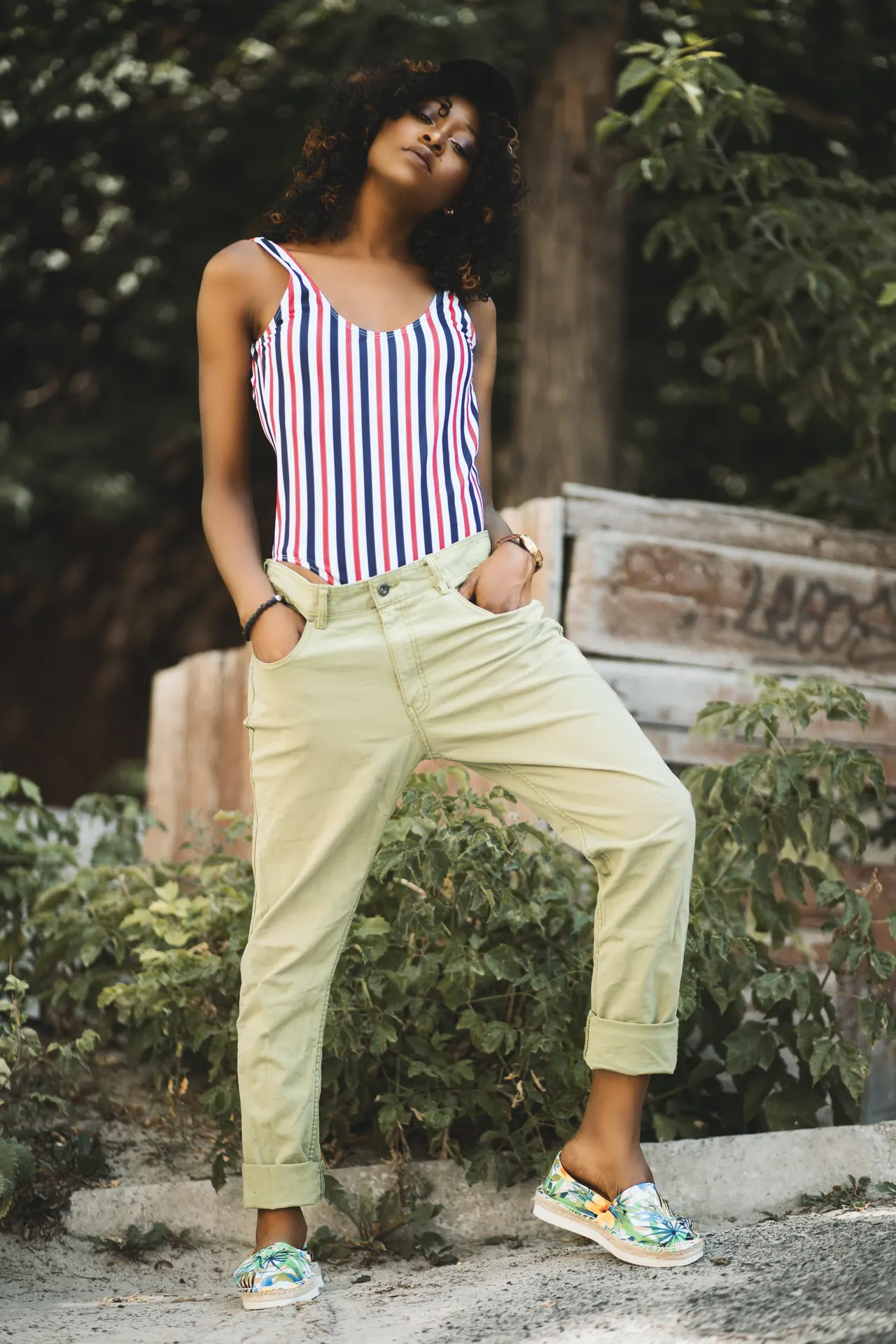 Photo with trousers, tank top, sneakers and hat