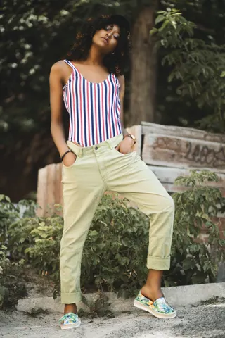 Photo with trousers, tank top, sneakers and hat