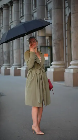 Video with umbrella, coat, belt, handbag and heels