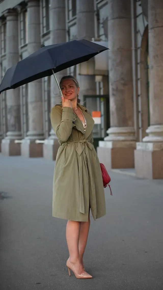 Video with umbrella, coat, belt, handbag and heels